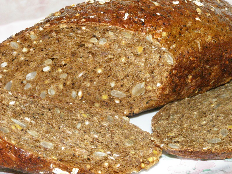 Сколько белков жиров углеводов витаминов в 100 граммах хлеба