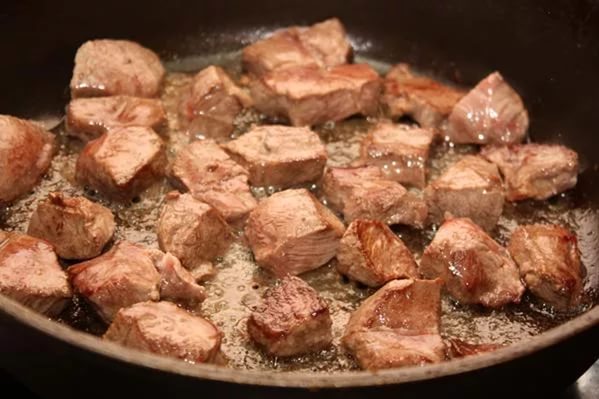 Говядина отборная, разделанная, нарезаная кусками, мясо с жиром убранным до уровня 0", приготовленная