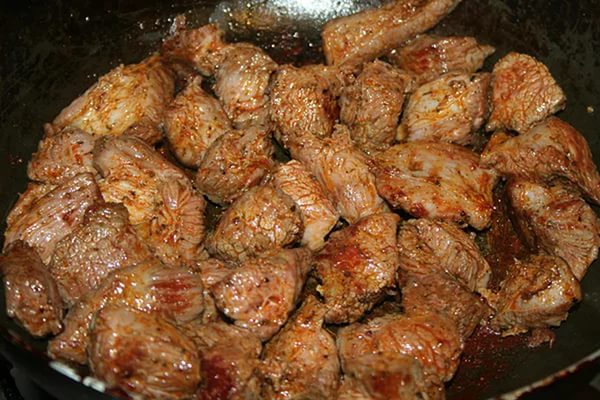 Говядина отборная, мякоть нижней части бедра, постное мясо, обжаренная