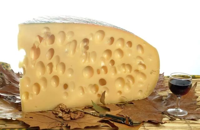 Сыр з дырочками. Швейцарский сыр Эмменталь. Сыр Эмменталь Франция. Сыр Emmentaler Швейцария. Королевский сыр Эмменталь.