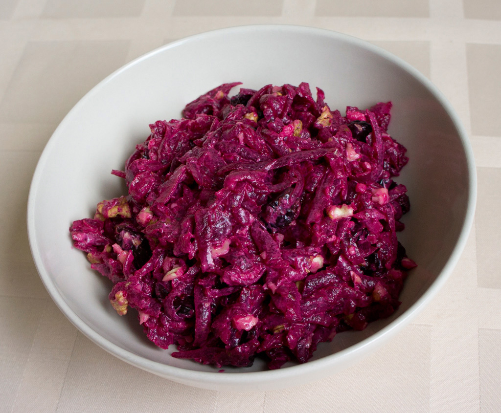 Свекольный салат с грецкими орехами и черносливом: пошаговый рецепт