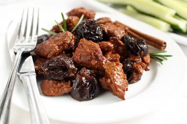 Говядина отборная, мякоть нижней части бедра, постоное мясо, тушеная