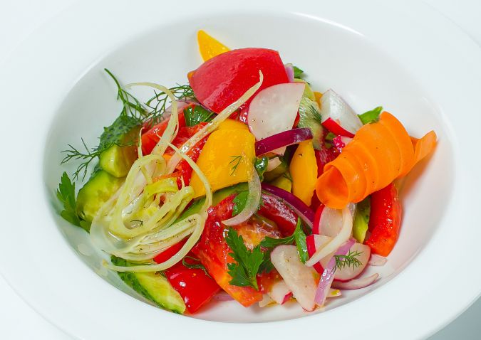 Калорийность салата из помидор с маслом растительным. Салат сезонный. Салат из сезонных овощей. Овощные салаты по сезонам. Калорийный салат из овощей.