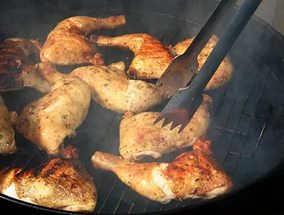 Микро- и макроэлементы в Курица, бройлеры или цыплята, крылышки, только мясо, приготовленное, жареное на открытом огне